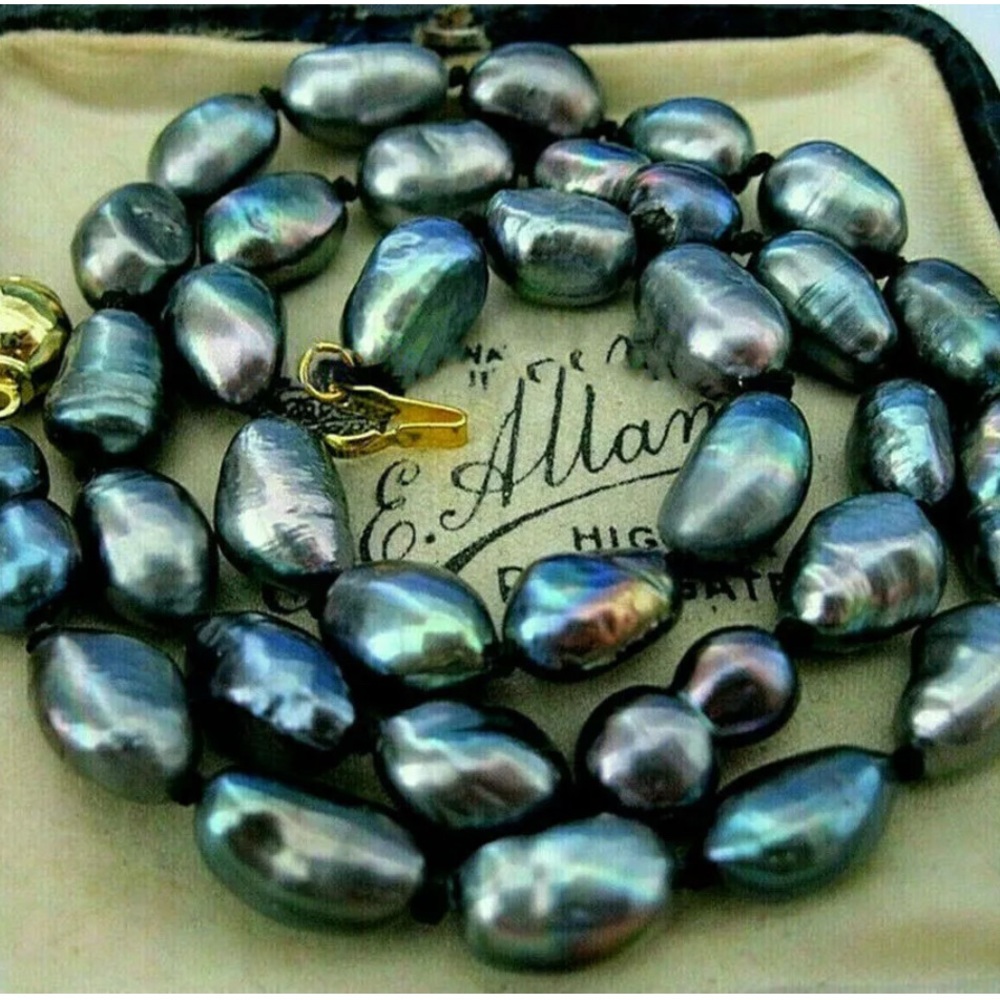 Elegant natural Black Pearl Necklace